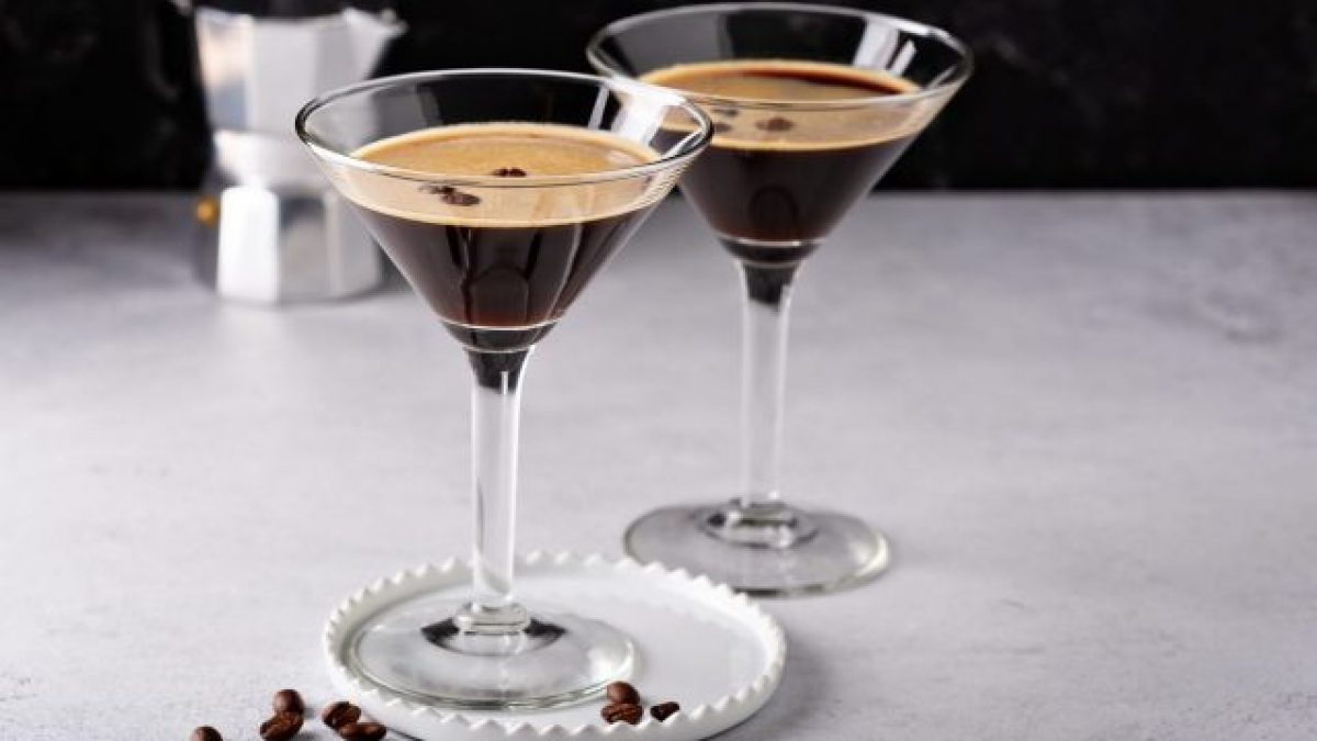 Espresso Martini: Ein Cocktail macht zugleich blau und wach Espresso Martini: Ein Cocktail macht zugleich blau und wach