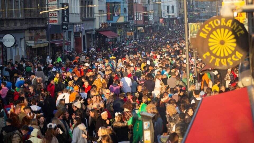 Nach drei Jahren beginnt der Weiberfastnacht und Straßenkarneval ohne Corona-Einschränkungen