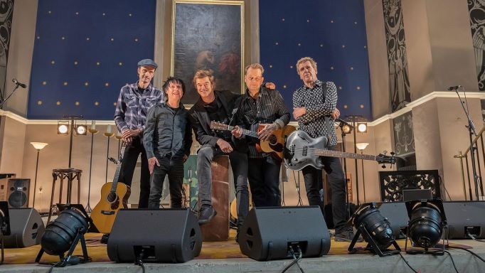 Mehr als 10.000 begeisterten Fans bei Benefizkonzert der Toten Hosen Mehr als 10.000 begeisterten Fans bei Benefizkonzert der Toten Hosen