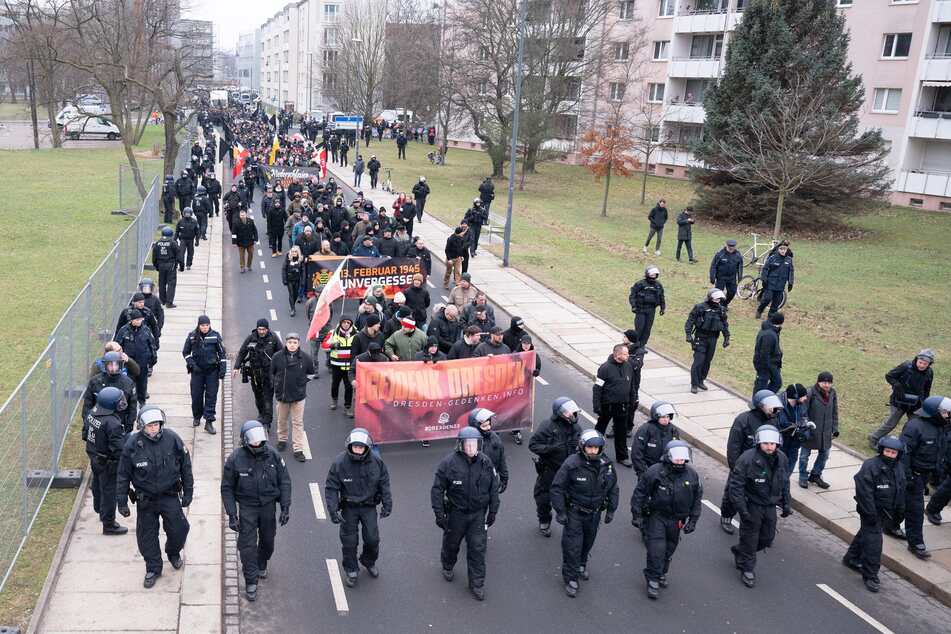 Dresden: Hunderte Menschen säumten den sogenannten Trauermarsch Dresden: Hunderte Menschen säumten den sogenannten Trauermarsch