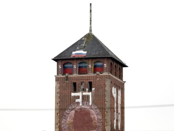 Unbekannte haben eine russische Fahne und verbotene Z-Symbole am alten Landtagsgebäude in Potsdam angebracht