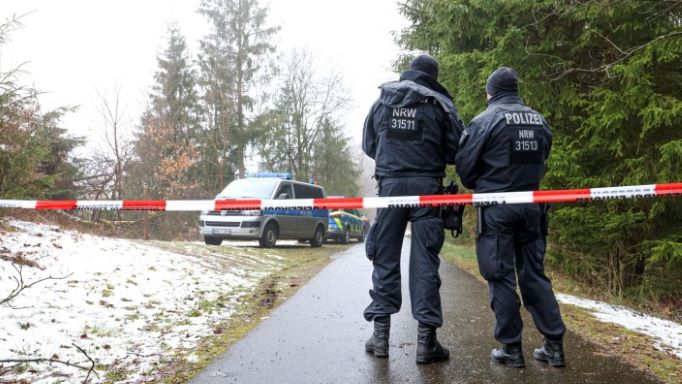 Fall Luise: Die tatverdächtigen Mädchen mit ihren Familien Freudenberg verlassen Fall Luise: Die tatverdächtigen Mädchen mit ihren Familien Freudenberg verlassen