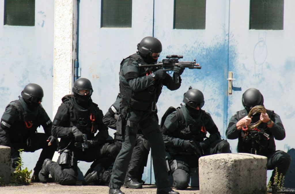 Razzia: Die Polizei ist in Berlin und Sachsen-Anhalt gegen eine Bande mutmaßlicher Schleuser vorgegangen Razzia: Die Polizei ist in Berlin und Sachsen-Anhalt gegen eine Bande mutmaßlicher Schleuser vorgegangen