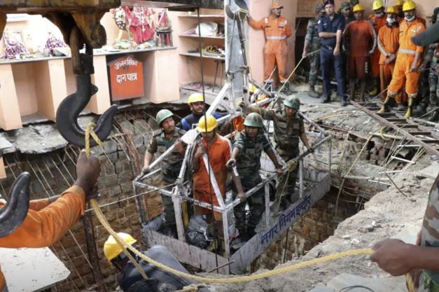 35 Leichen nach dem Einsturz in einem indischen Tempel gefunden