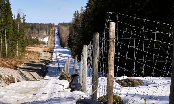 Finnland: Spatenstich eines Stacheldrahtzauns entlang Finnlands langer Grenze zu Russland