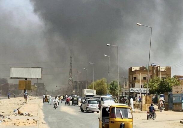 Im Sudan haben sich die schweren Gefechte in der Nacht zu Montag fortgesetzt