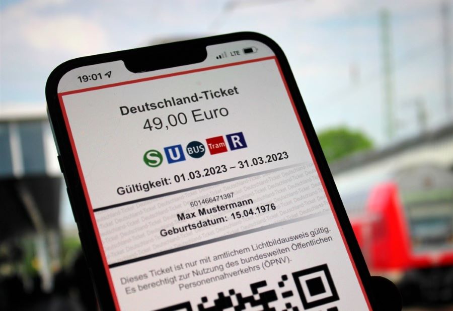 Millionen kaufen sich das neue deutschlandweite ÖPNV-Ticket
