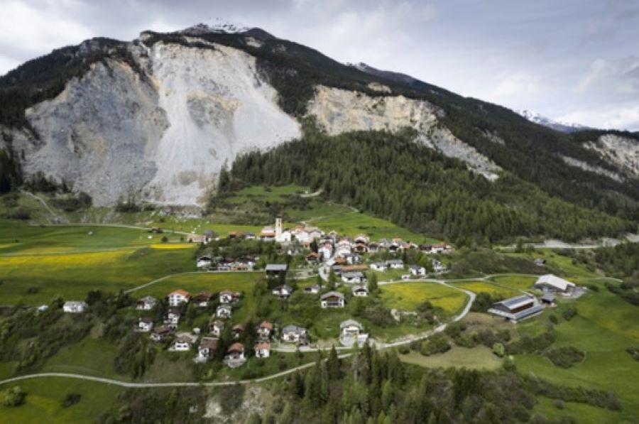 Schweiz: Dorfbewohner werden gebeten wegen Steinschlagalarms ihre Häuser zu verlassen