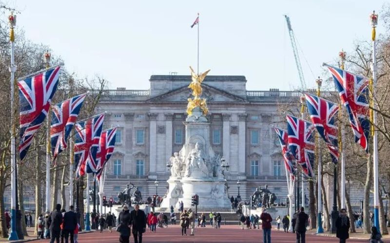 Schockmoment am Buckingham-Palast - Festnahme und eine kontrollierte Explosion Schockmoment am Buckingham-Palast - Festnahme und eine kontrollierte Explosion