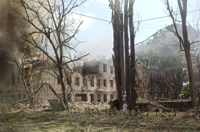 Bei einem russischen Raketenangriff auf eine Ambulanz in der Stadt Dnipro wurden zwei Menschen getötet und 30 verletzt