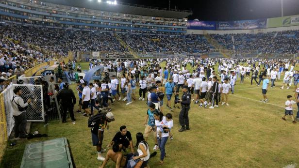 Mindestens 9 Tote bei menschlicher Lawine im Fußballstadion in El Salvador
