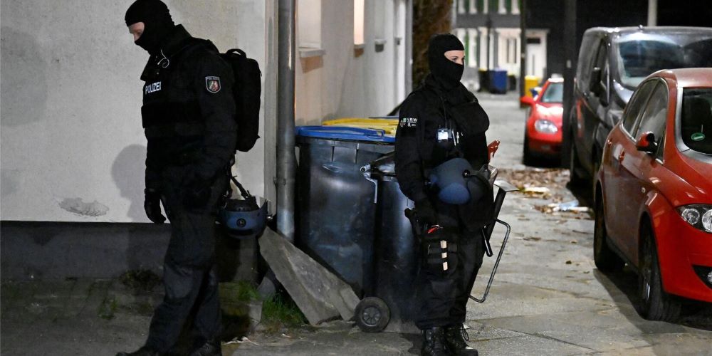 130 Personen bei Razzien gegen das Ndrangheta-Syndikat in ganz Europa festgenommen 130 Personen bei Razzien gegen das Ndrangheta-Syndikat in ganz Europa festgenommen