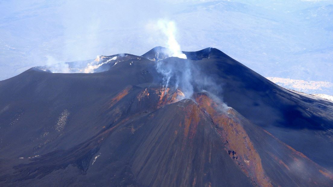Der Vulkan Ätna ist ausgebrochen und es regnet Asche auf Catania
