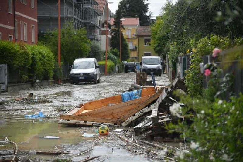 Rettungskräfte in Italien beginnen mit den Aufräum- und Wiederauf nach Überschwemmungen