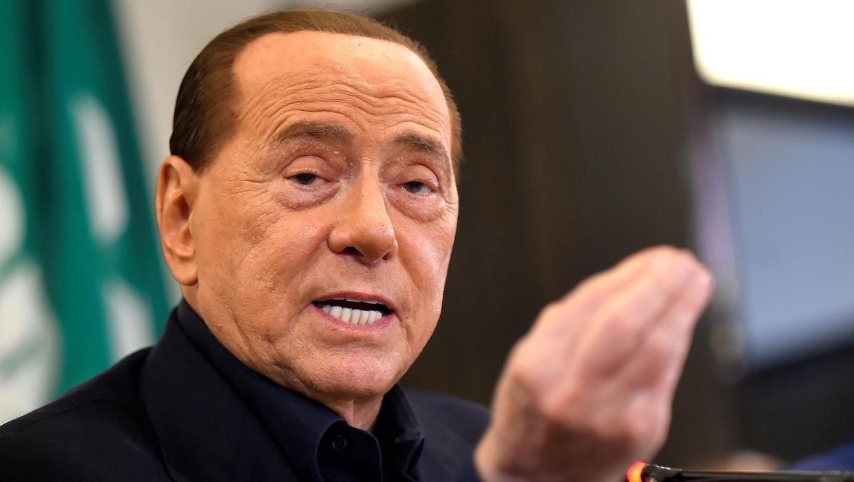 Silvio Berlusconi der von Skandalen gezeichnete ehemalige italienische Staatschef ist gestorben Silvio Berlusconi der von Skandalen gezeichnete ehemalige italienische Staatschef ist gestorben