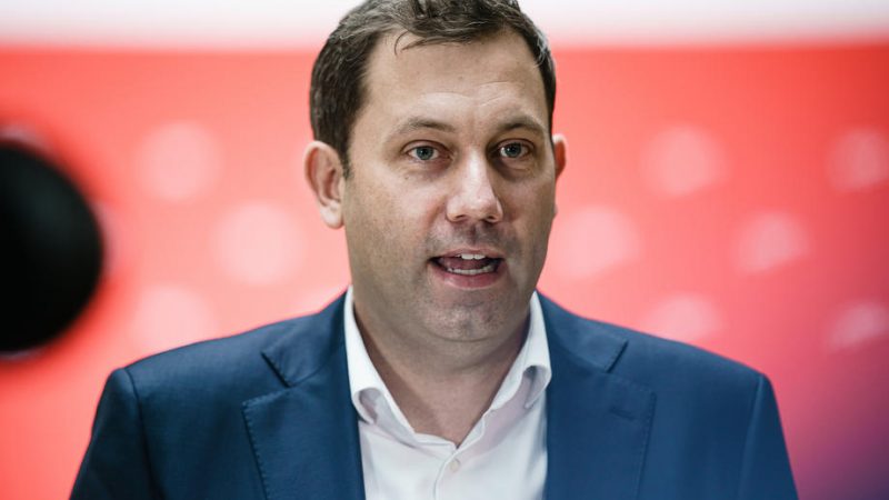 Lars Klingbeil ist für eine Mindestlohn-Erhöhung bis zu 14 Euro pro Stunde Lars Klingbeil ist für eine Mindestlohn-Erhöhung bis zu 14 Euro pro Stunde