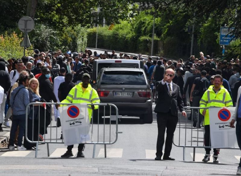 Frankreich: Hunderte versammelten sich an der Straße um den Teenager Tribut zu zollen