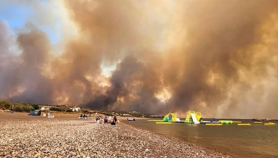 Rhodos gerät außer Kontrolle - Tausende fliehen vor den Bränden in Griechenland