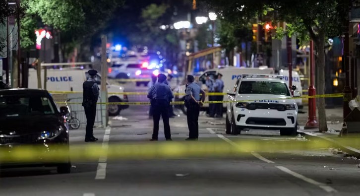 Ein Schütze eröffnet wahllos das Feuer auf den Straßen von Philadelphia und tötet fünf Menschen
