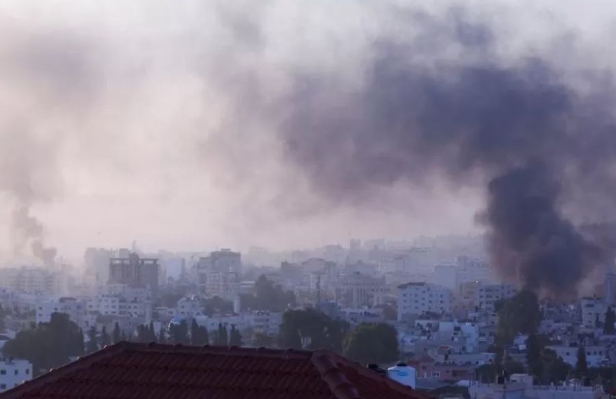 Tausende Palästinenser fliehen nach einem großen israelischen Überfall Tausende Palästinenser fliehen nach einem großen israelischen Überfall