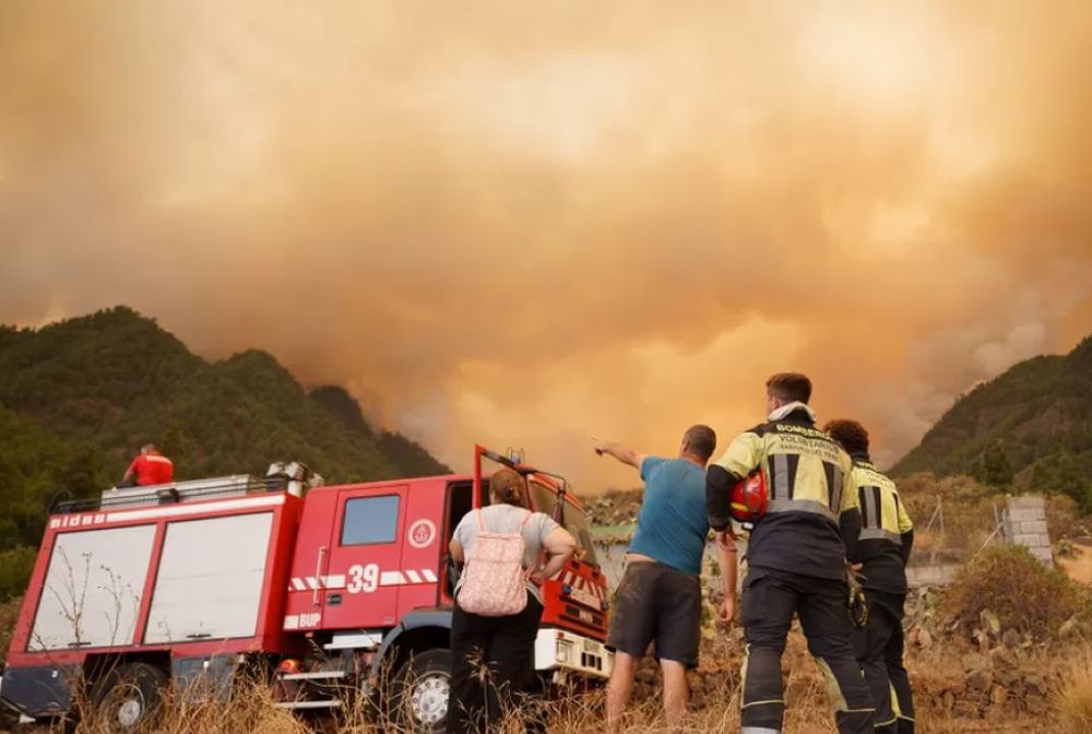 Spanien kämpft gegen einen "außer Kontrolle geratenen" Waldbrand auf Teneriffa Spanien kämpft gegen einen "außer Kontrolle geratenen" Waldbrand auf Teneriffa