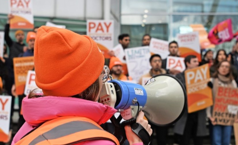 Ärztestreik eskaliert: Englands Nationaler Gesundheitsdienst arbeitet mit Feiertagsbesetzung