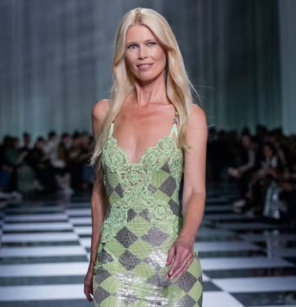 Claudia Schiffer kehrt für die Versace-Kollektion voller Nostalgie der 1990er Jahre auf den Laufsteg zurück Claudia Schiffer kehrt für die Versace-Kollektion voller Nostalgie der 1990er Jahre auf den Laufsteg zurück