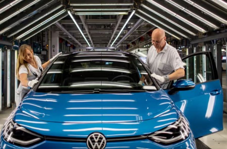 EU-Automobilhersteller fordern von der Leyen auf die Zölle auf Elektrofahrzeuge nach dem Brexit aufzuschieben