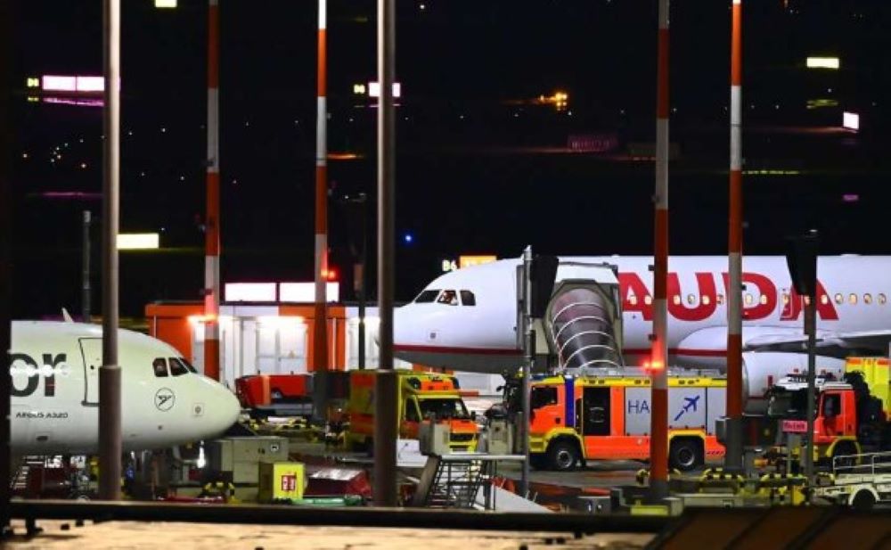 Geiselnahme am Flughafen Hamburg - Bewaffneter hat vierjähriges Kind in seiner Gewalt Geiselnahme am Flughafen Hamburg - Bewaffneter hat vierjähriges Kind in seiner Gewalt