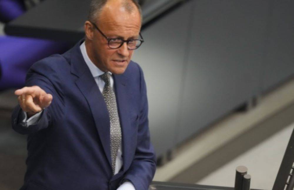  Merz attackiert Scholz: "Die Schuhe in denen Sie  als Bundeskanzler stehen sind mindestens zwei Schuhnummern zu groß."