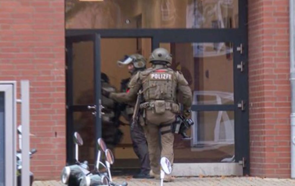 Bedrohungslage an Schule in Hamburg - Zwei junge Menschen mit Waffe Bedrohungslage an Schule in Hamburg - Zwei junge Menschen mit Waffe