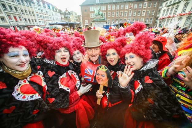 Narren und Jecken am Rhein feiern Karnevalsauftakt
