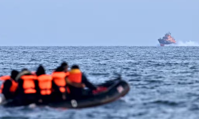 Flüchtlingsboot im Ärmelkanal in Schwierigkeiten - Eine Person stirbt