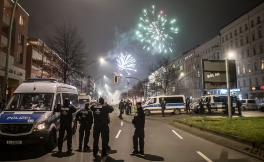 Polizei: Hunderte Festnahmen in Berlin – Silvesternacht lief beser als im Vorjahr Polizei: Hunderte Festnahmen in Berlin – Silvesternacht lief beser als im Vorjahr