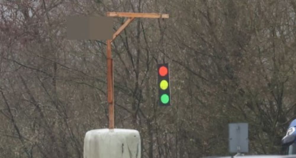 An Galgen hängende Ampeln - Für Politiker das Werk eines "menschenverachtenden Verfassungsfeinds". An Galgen hängende Ampeln - Für Politiker das Werk eines "menschenverachtenden Verfassungsfeinds".