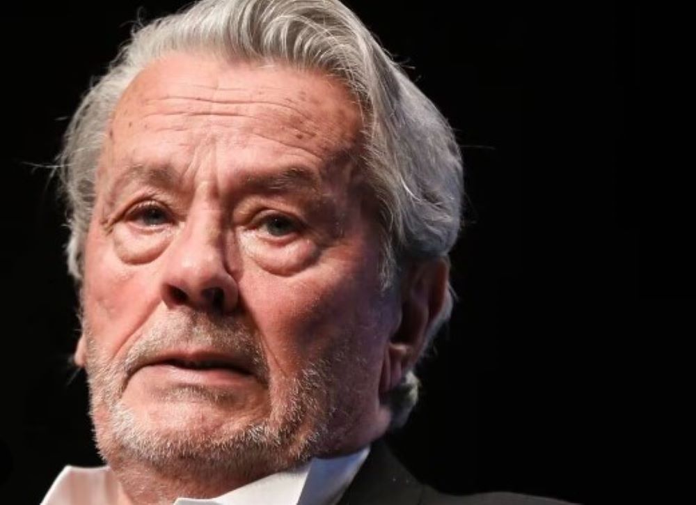 Die Polizei findet zahlreiche Waffen im Haus von Alain Delon