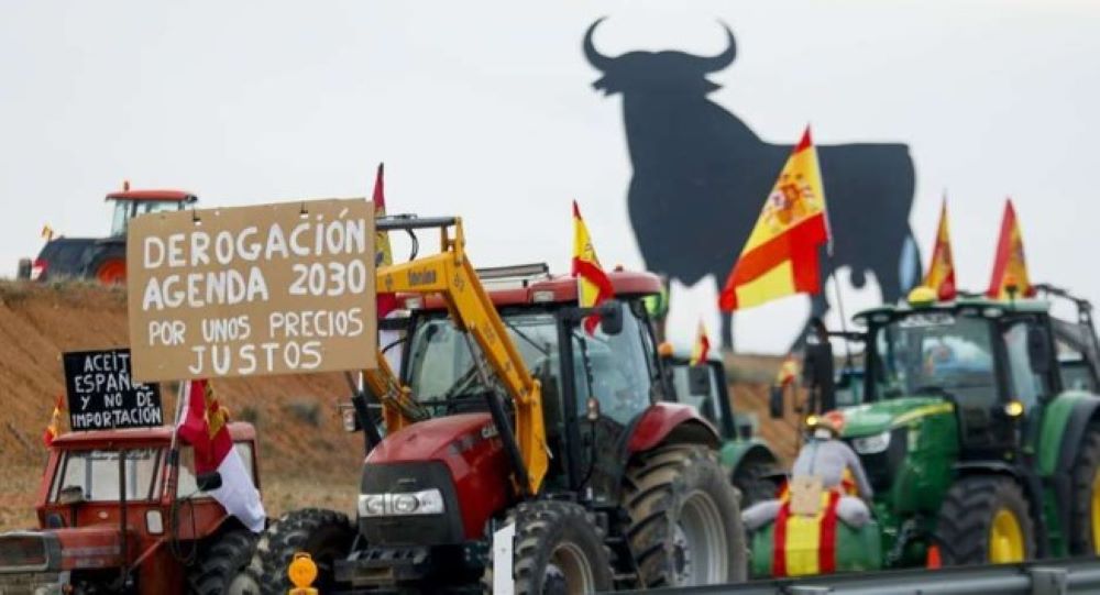 Spanische Landwirte veranstalten Proteste gegen EU-Politik und den Wettbewerb Spanische Landwirte veranstalten Proteste gegen EU-Politik und den Wettbewerb