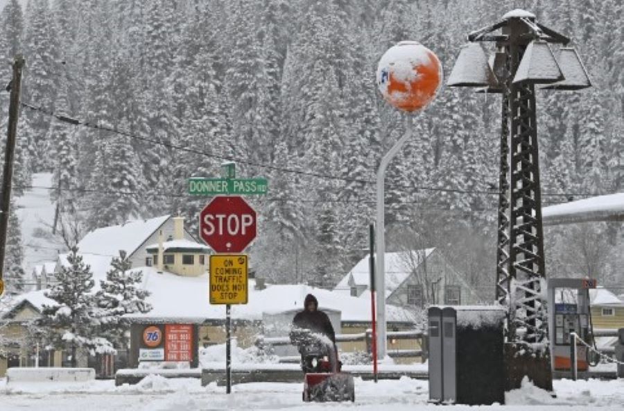 Ein heftiger Schneesturm legt die Autobahnen in Kalifornien und Nevada lahm