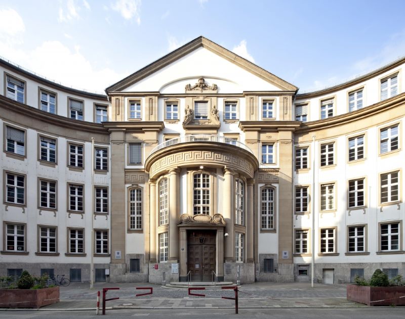 Der Prozess gegen eine rechts-extreme Gruppe in Deutschland wegen Putschversuchs beginnt