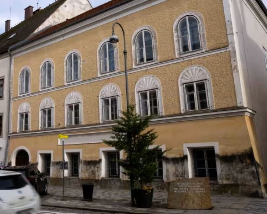 Vier Deutsche wurden dabei erwischt, wie sie Hitlers Geburtstag in seinem Haus feierten Vier Deutsche wurden dabei erwischt, wie sie Hitlers Geburtstag in seinem Haus feierten