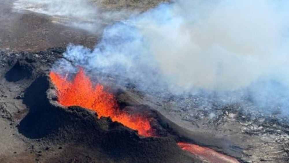 Der isländische Vulkan spuckt auch einen Monat später immer noch Lava