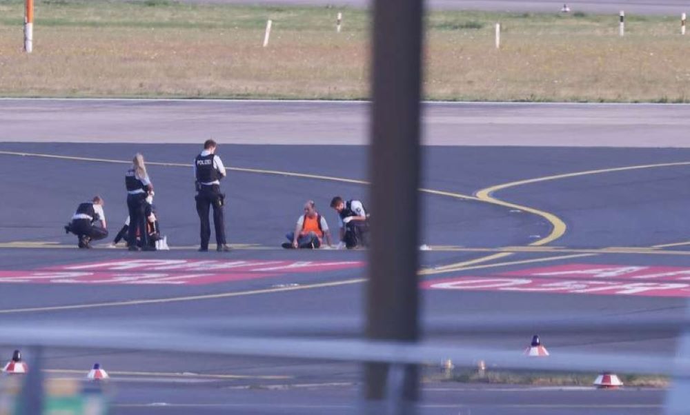 Klimaprotest legt Flughafen lahm: Aktivisten auf freiem Fuß nach geplanter Blockadeaktion Klimaprotest legt Flughafen lahm: Aktivisten auf freiem Fuß nach geplanter Blockadeaktion